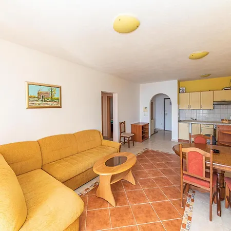 Апартаменты Cozy In Okrug Gornji