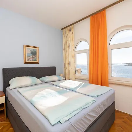 Cozy In Okrug Gornji Апартаменты