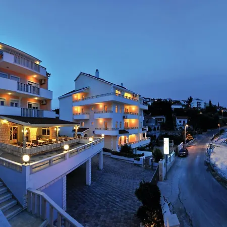 Cozy In Okrug Gornji Апартаменты *